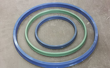 如何更換四柱液壓機的主缸密封圈？