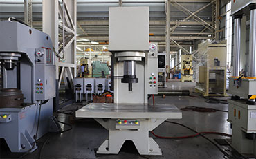 單柱液壓機(jī)的使用要點(diǎn)、安全操作與保養(yǎng)方法